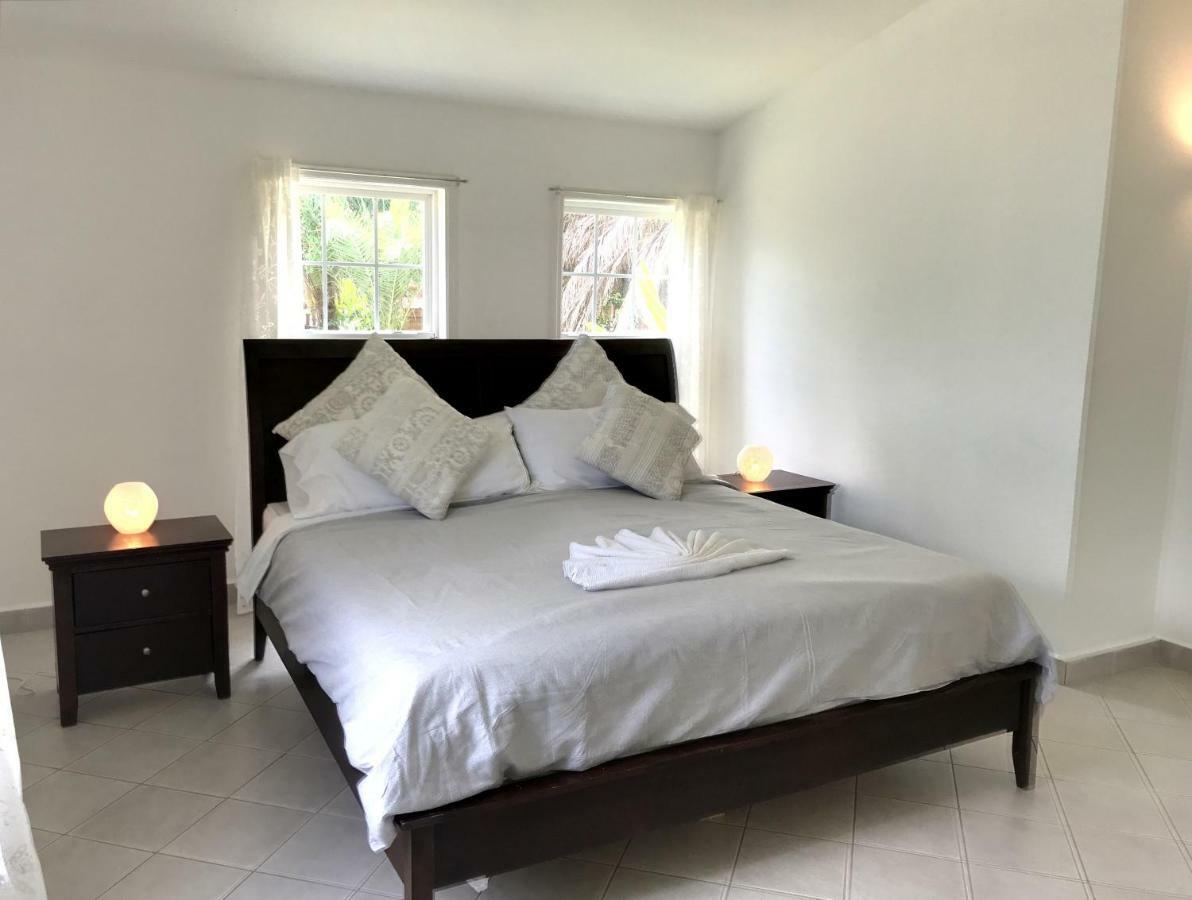 The White House Villa Jolly Harbour Exterior photo